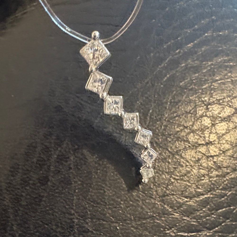 Kay Jewelers 1/2 carat 7 diamond journey pendant in 14k white gold.